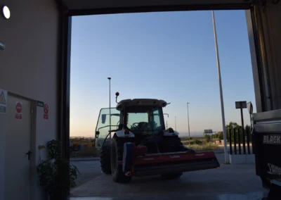 Tractor empresa de servicios agrícolas Jaén