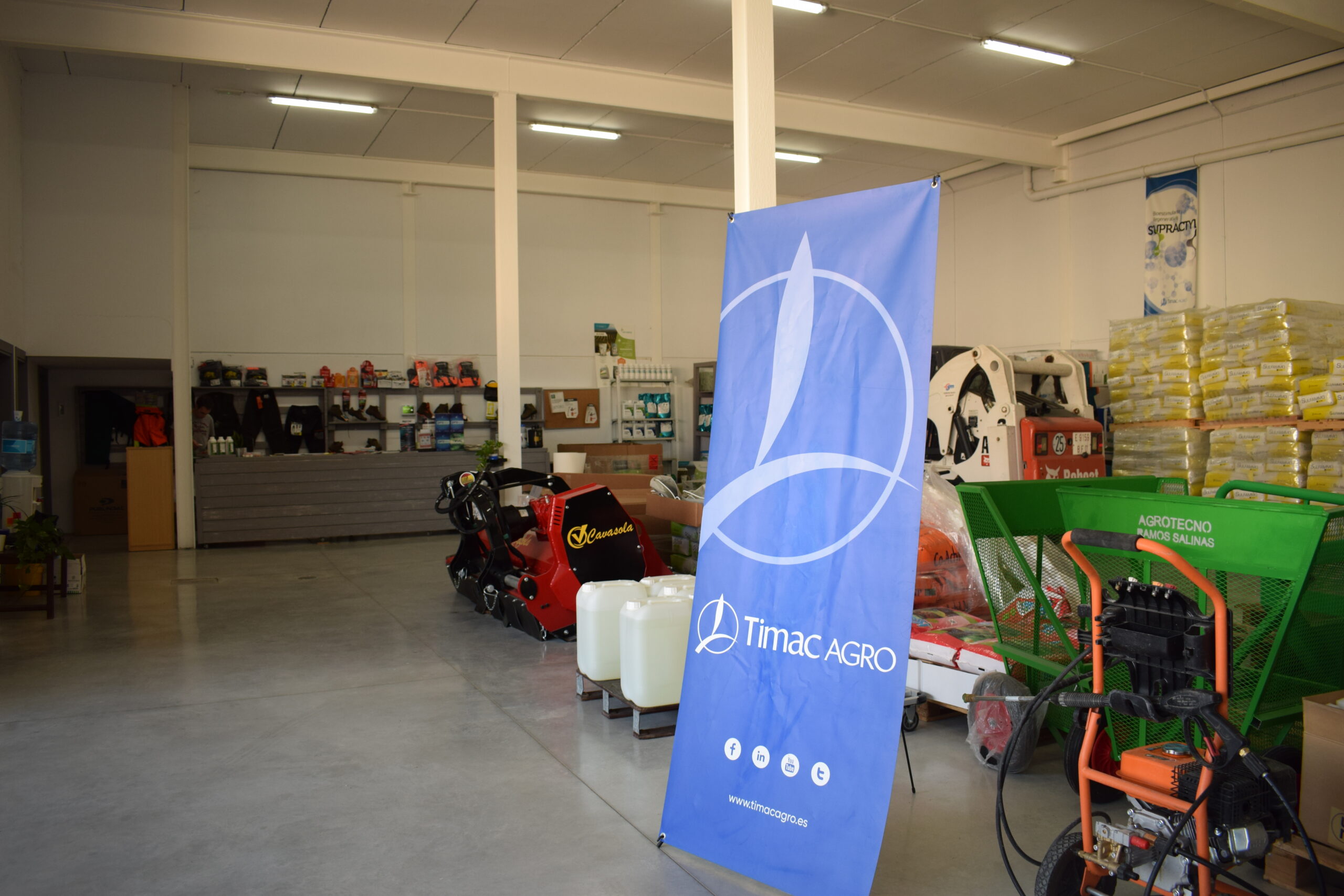 Técnicos de Agrotecno en una finca de olivar en Jaén